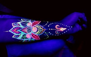 Les défis du détatouage laser face aux encres phosphorescentes