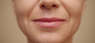 Comprendre et traiter le relâchement cutané du visage : Les solutions en médecine esthétique
